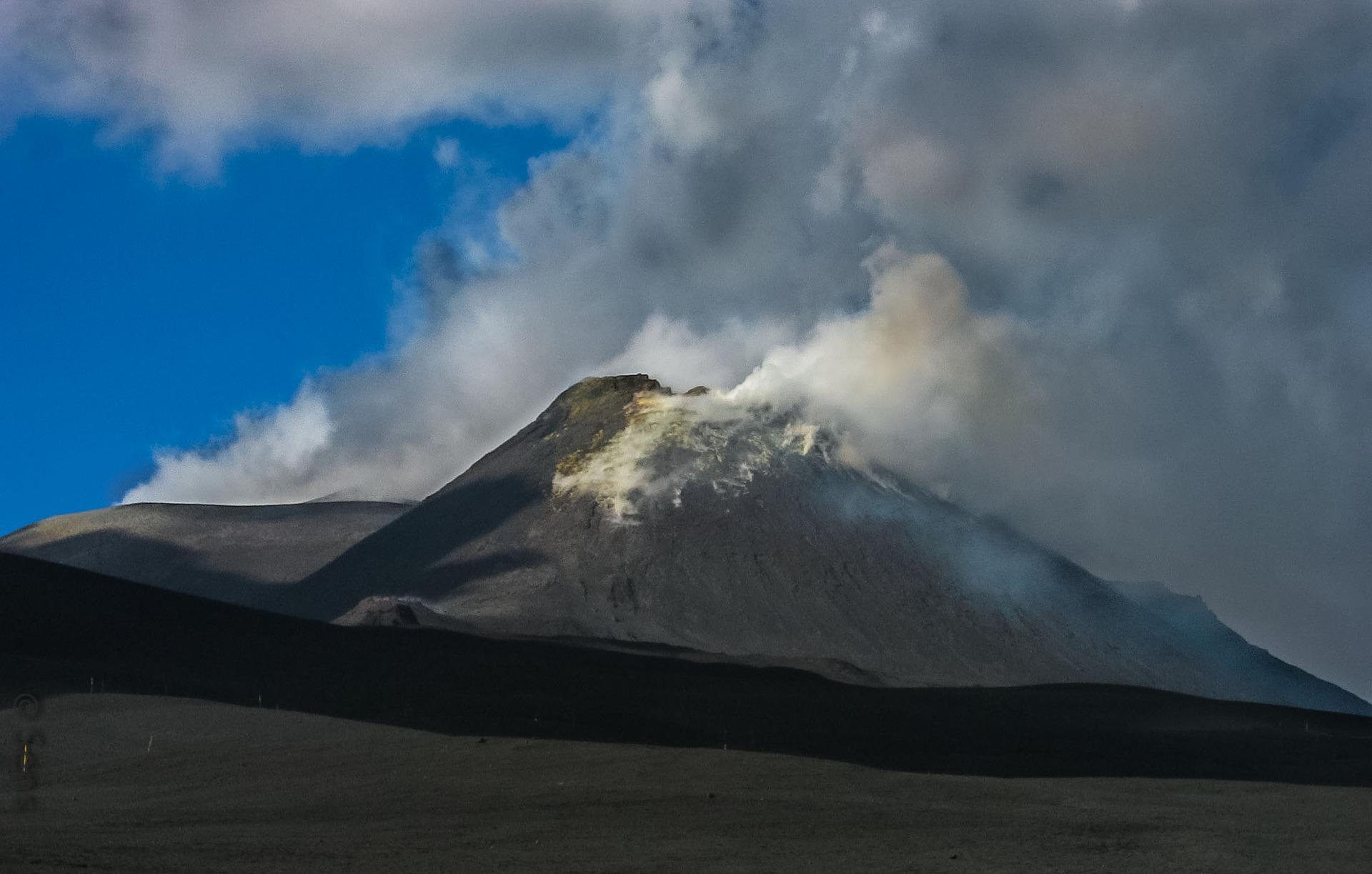 Un Cuore Di Buon Auspicio La Foto Dell Etna Che E Il Piu Bel Messaggio Di Speranza Della Settimana Radio Monte Carlo