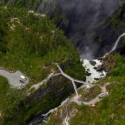  Sospesa sulla maestosa cascata: la passerella è davvero spettacolare!
