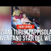 Pisolino in gondola: il video dei turisti a Venezia che sta facendo impazzire il web