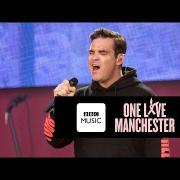 Robbie Williams canta Angels al concerto benefico di Manchester