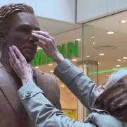 La statua di cioccolato che tenta troppo i golosi
