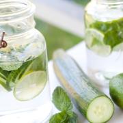 Il segreto per stare meglio: immergere nell’acqua un cetriolo. 