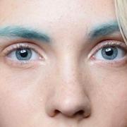 Il nuovo beauty trend? Colori pastello per le sopracciglia