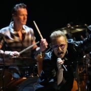 The Edge dimentica gli accordi, Bono fa suonare un fan 