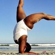 L’insegnante di yoga che sfata il mito delle istruttrici pelle e ossa