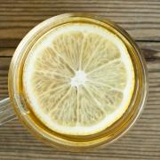8 ragioni per decidere di spremere il limone nell’acqua 