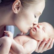 L’appello su FB di una neo-mamma: “L’herpes labiale può essere fatale per un bambino”. Non lasciate che lo bacino. 