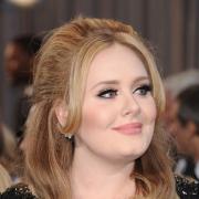 Adele: il figlio la guarda in concerto per la prima volta e lei si commuove