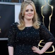 Adele. Nozze "di gran classe" a base di salsiccia e purè
