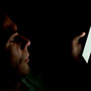 Ecco perché non utilizzare lo smartphone dopo le 9 di sera
