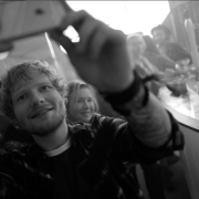 Ed Sheeran sul set delle riprese del nuovo film di Bridget Jones
