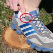 Perché le scarpe da ginnastica hanno un foro in più?
