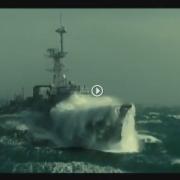 VIDEO: onde alte 17 metri. Nave in una burrasca