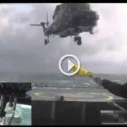 Mai visto niente del genere! Atterraggio con il mare in tempesta! 