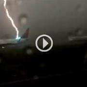 Boeing 737 colpito da un fulmine