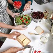 LEI NEWS: Quattro semplici modi per mantenersi in forma mentre… si prepara la cena!
