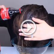 Si fa lo shampoo con la Coca Cola. Ecco cosa succede