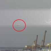 Aereo in mezzo alla tempesta di fulmini non riesce ad atterrare