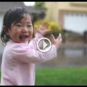 La bambina che scopre la pioggia