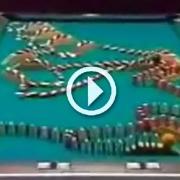 Incredibile! Con i pezzi del domino manda in buca tutte le palle!