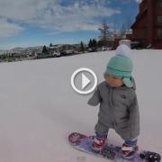 A soli 14 mesi è già una maestra dello snowboard 