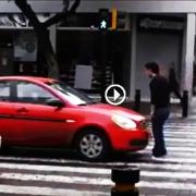 Un vero eroe urbano che ci da una lezione sul rispetto reciproco