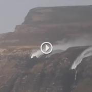 Invece di scendere, l'acqua di queste cascate sale! Ecco perché