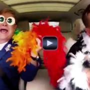 Elton John canta in auto una bellissima  versione di "Your Song"