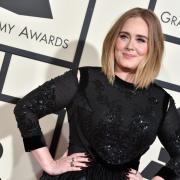 Adele sul palco con due musicisti autori di un video virale su di lei 