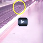 Attraversa i binari della metropolitana
