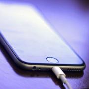 Ecco quanto costa lasciare sempre il caricatore dello smartphone attaccato alla presa