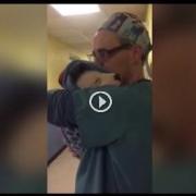 Il veterinario coccola il cucciolo spaventato dopo l’intervento 