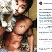 Non solo gattini: ecco la pagina social che raccoglie foto di bei ragazzi con i propri mici. Ed è subito successo! Scoprila anche tu