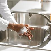 È meglio lavare le mani con l’acqua calda o fredda? Finalmente la risposta!