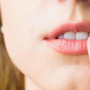 Cosa macchia maggiormente i denti? Il vino, il tè o il caffè? Finalmente la risposta!