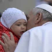 Papa Francesco si fa la barba due volte al giorno