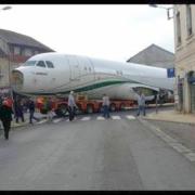 C'è un aereo che blocca il traffico all'incrocio