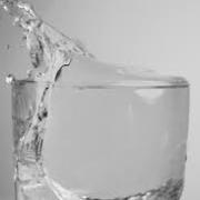 È davvero necessario bere otto bicchieri d’acqua al giorno? Ecco la risposta!
