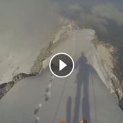 Si lancia dalla cima di un monte. Ecco le immagini emozionanti