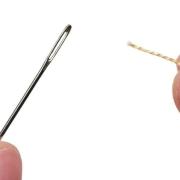 Trucco per infilare facilmente il filo da cucito nell’ago