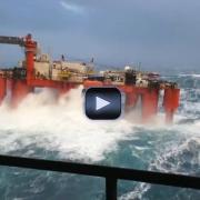Onda travolte la piattaforma in mare aperto