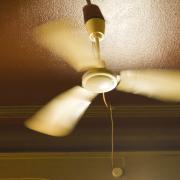 Ecco un modo geniale per pulire perfettamente il ventilatore da soffitto
