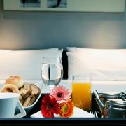 Incredibile: ecco i 5 piatti da non ordinare mai per la colazione in camera in hotel (e il perché non vanno richiesti)!
