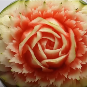 Magia dell’intaglio: ecco l’anguria che diventa un fiore!
