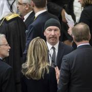The Edge suona nella Cappella Sistina

