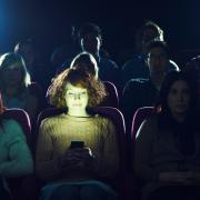 Ecco i 16 luoghi dove è bene non usare mai il  cellulare
