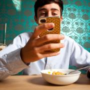 Non usate lo smartphone durante i pasti. Ecco perché!
