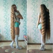 Non si taglia i capelli per 13 anni. Il risultato è incredibile.