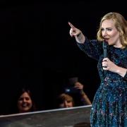 Adele, a Verona chiede a una fan di smettere di filmare