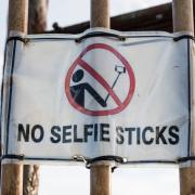 Ecco finalmente il galateo del selfie stick
